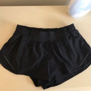 Lululemon hotty hot 2.5 inch shorts
